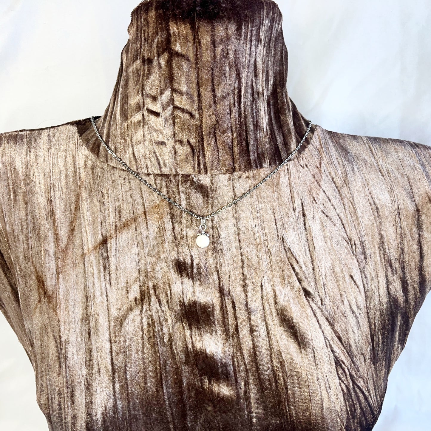 Mother of Pearl Pendant Necklace
