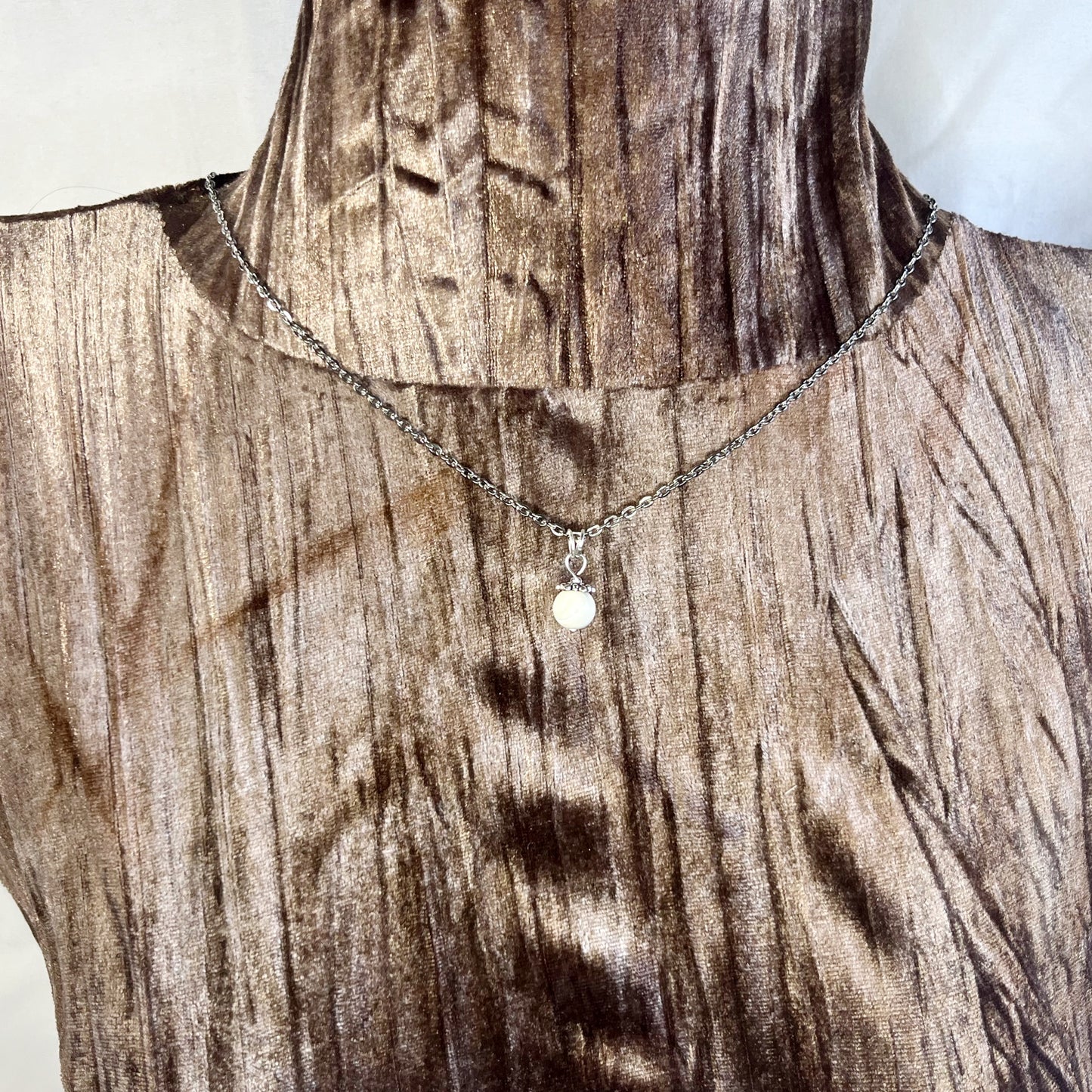 Mother of Pearl Pendant Necklace