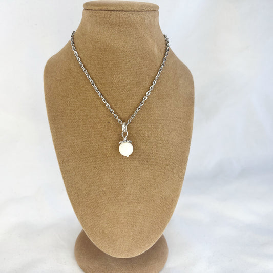 Mother of Pearl Pendant Necklace