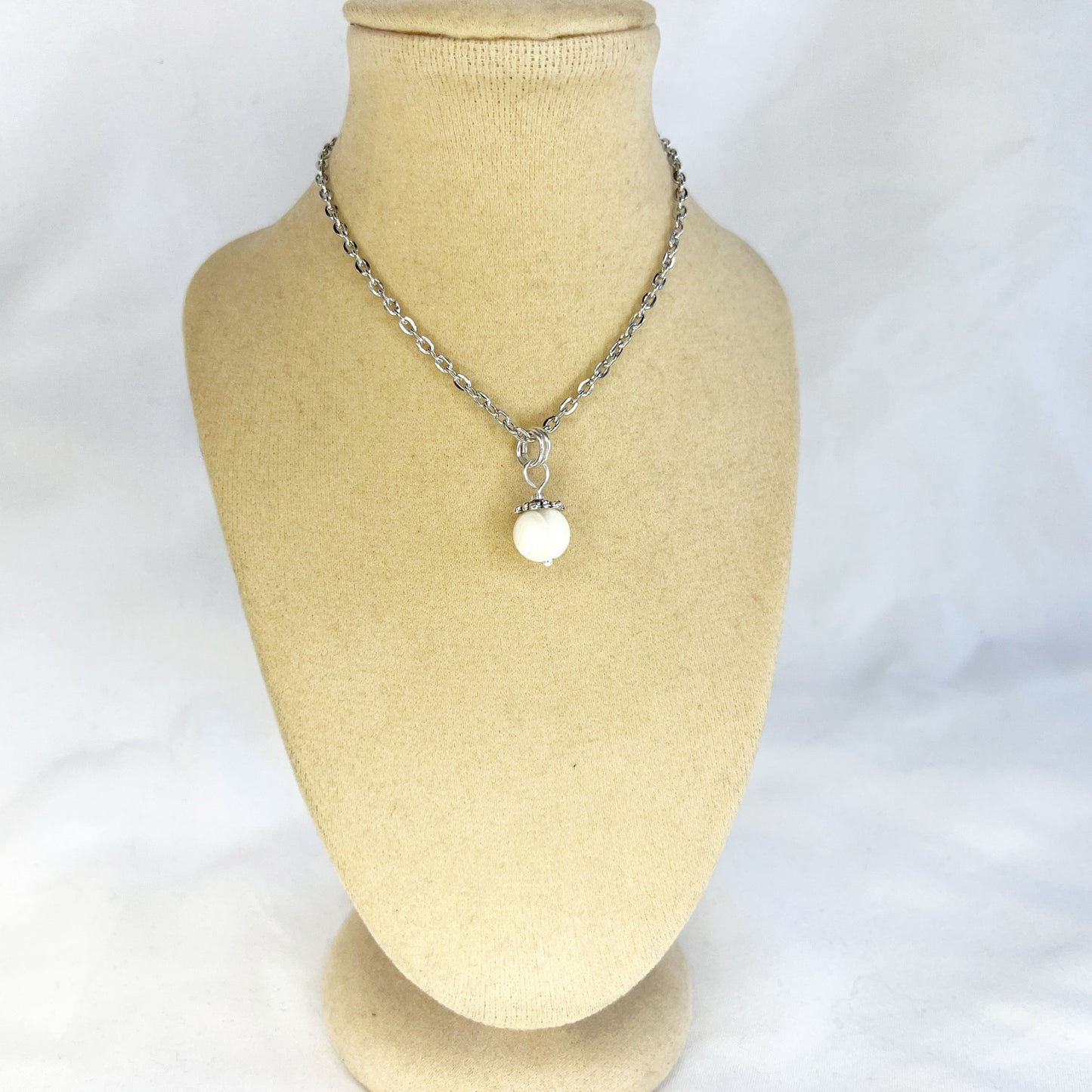 Mother of Pearl Pendant Necklace