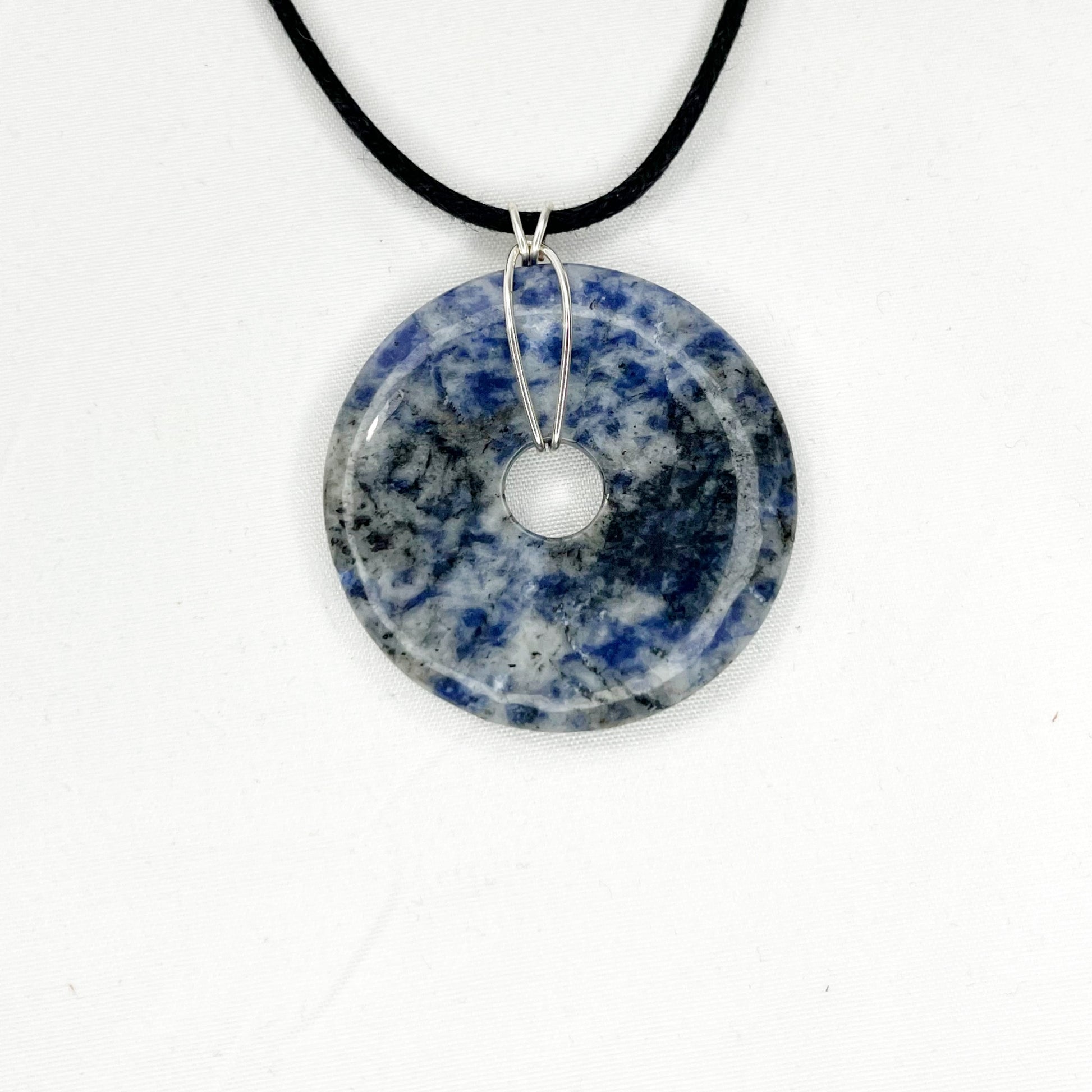 Blaufluss Donut 40 mm Anhänger mit Baumwollband | Edelsteinschmuck Blaufluss Donut 40 mm Anhänger mit Baumwollband | Edelsteinschmuck